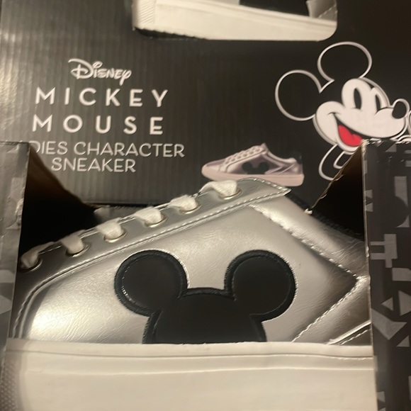 Disney Ladies Mickey Mouse Court Sneaker NIB size 9 and 10 - Picture 4 of 4
